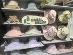 货架上多彩多样的帽子
