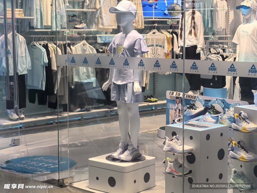 时尚服装店的模特陈列展示