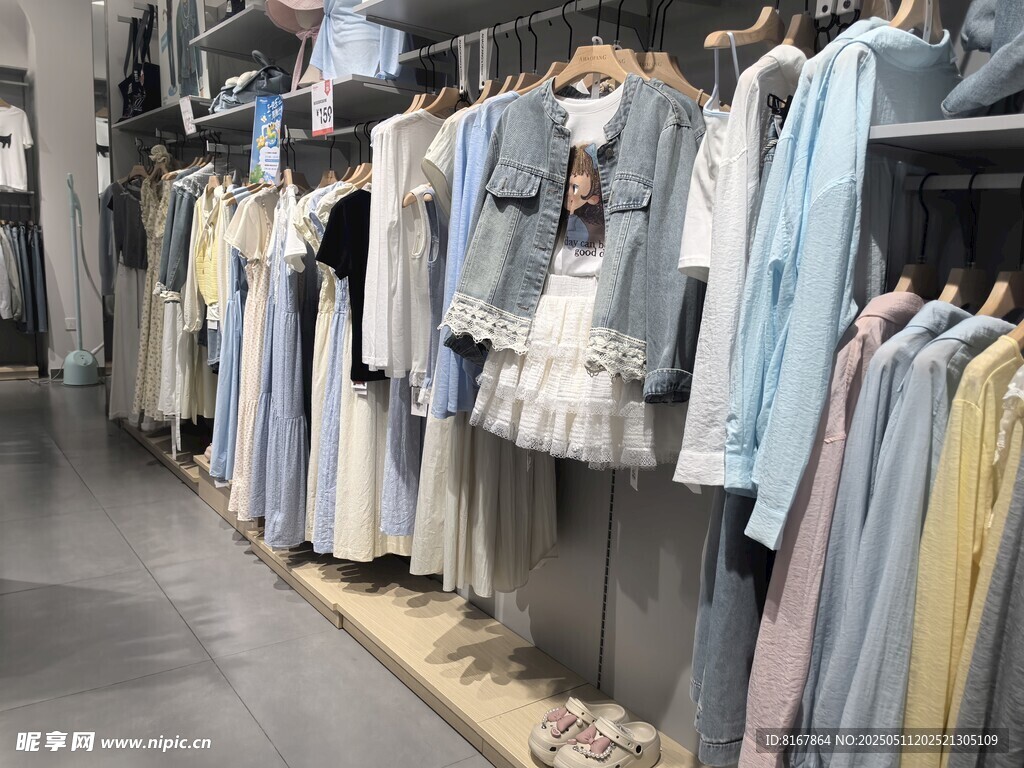 时尚服装店的多样服饰陈列
