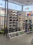 鞋店货架展示多样鞋子