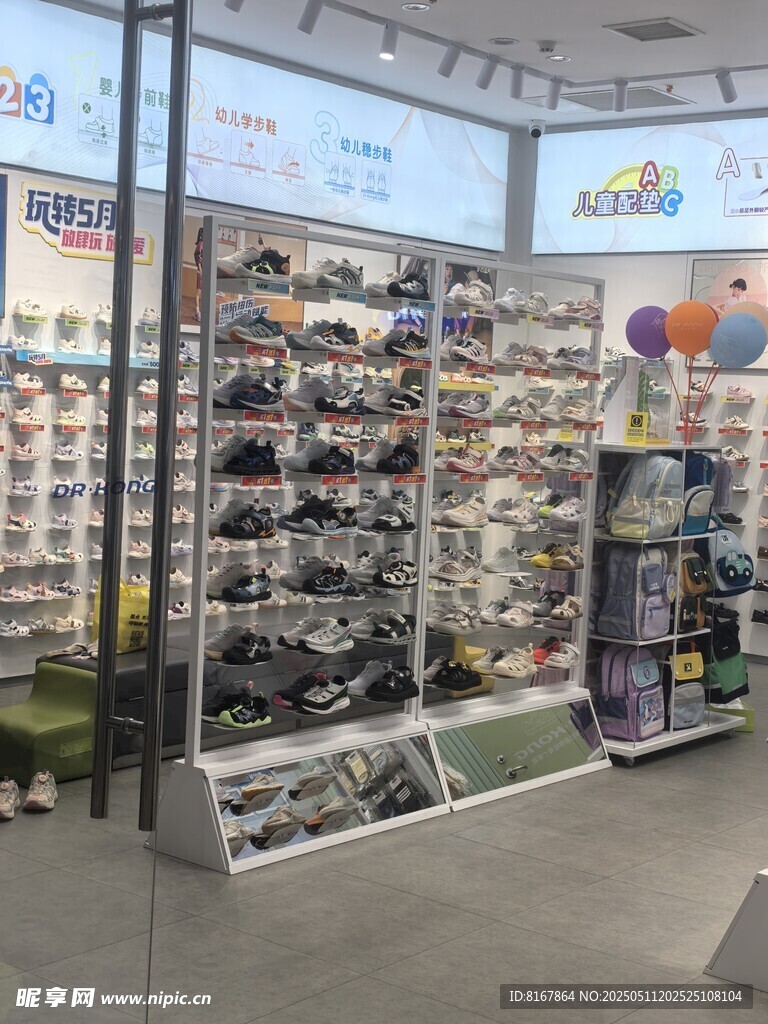 鞋店货架展示多样鞋子