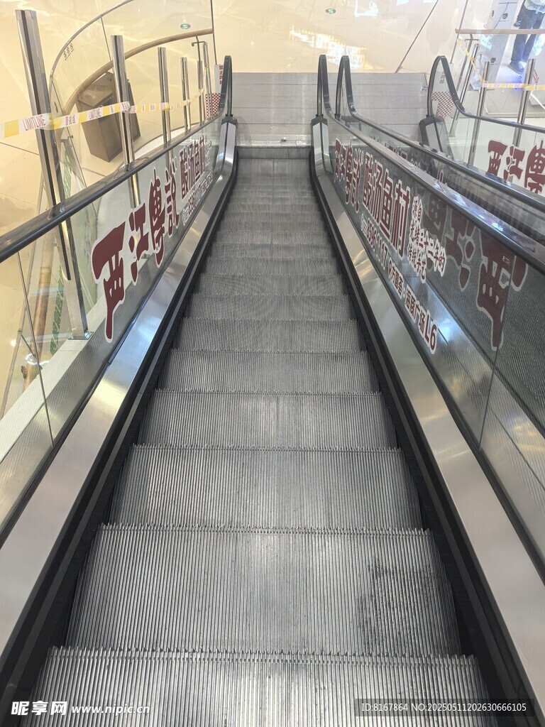 商场内的自动扶梯