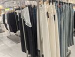 时尚衣物陈列于服装店