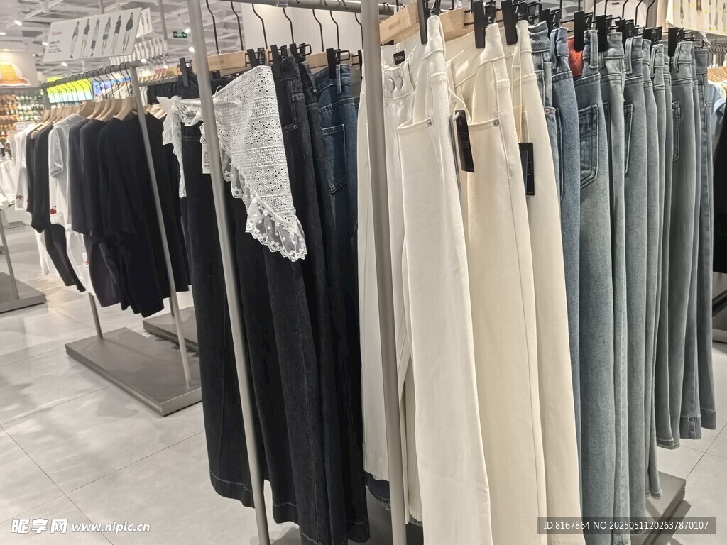 时尚衣物陈列于服装店