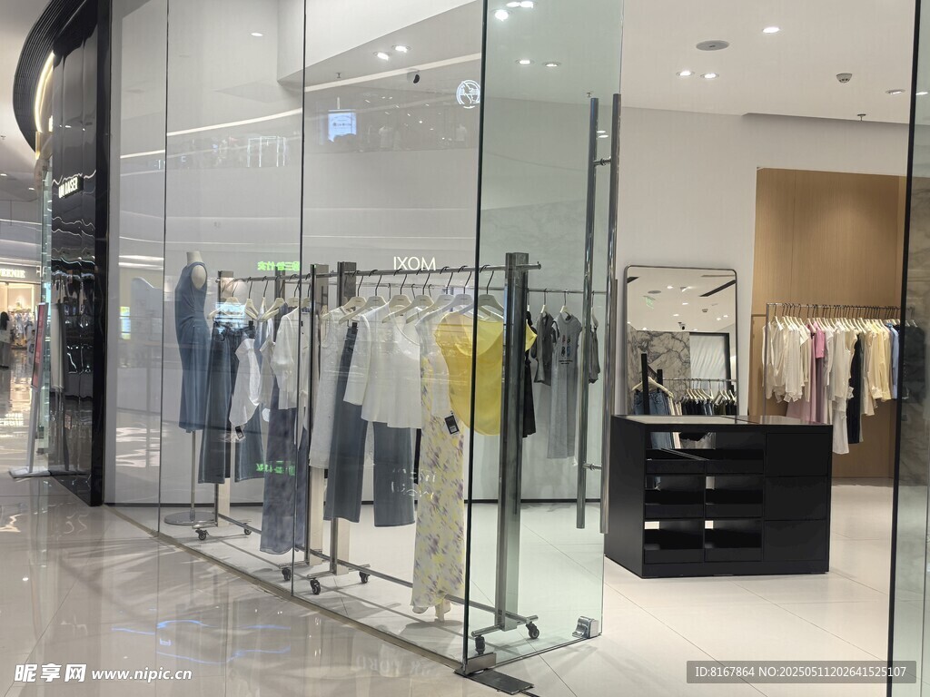 时尚服装店内部陈列展示