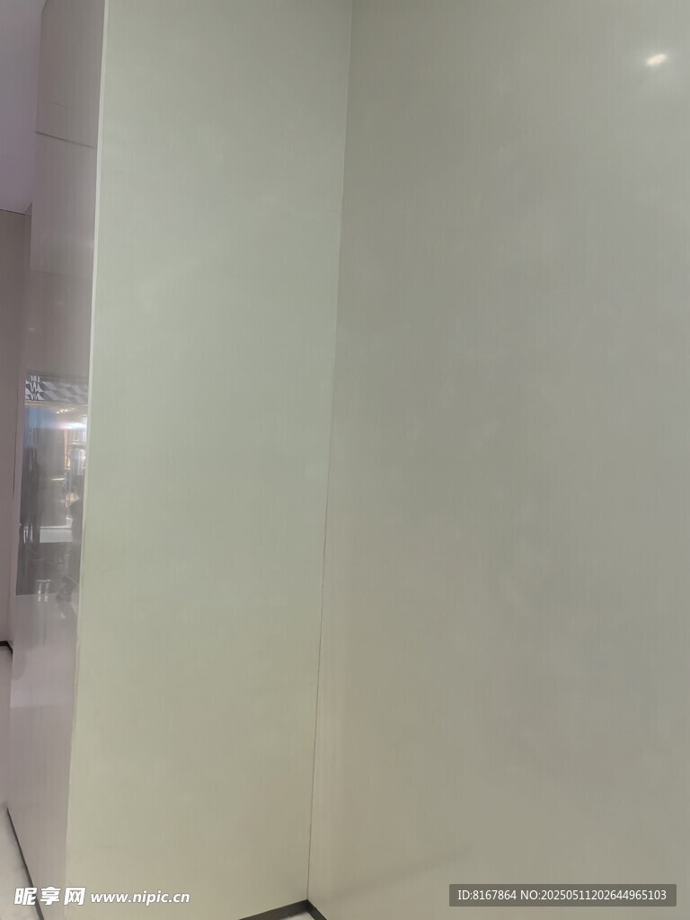 简约白色墙面室内一角