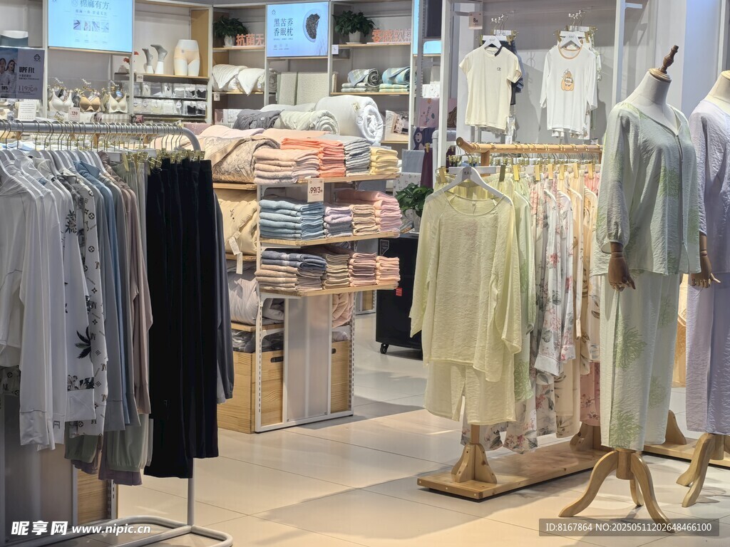 时尚服装店陈列展示