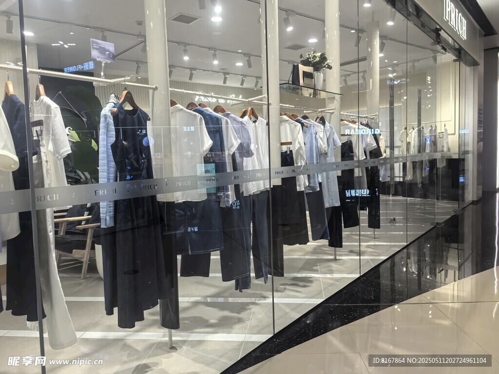 时尚服装店陈列展示