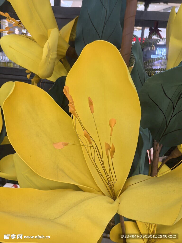 黄色仿真花特写
