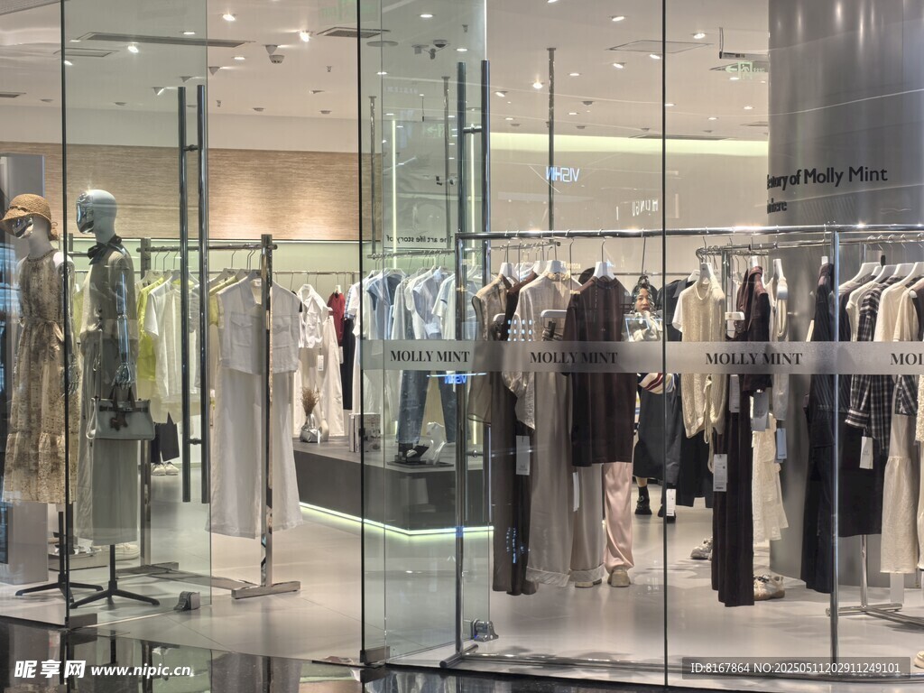 时尚服装店内部陈列展示