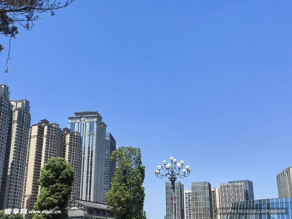 都市高楼与蓝天景观