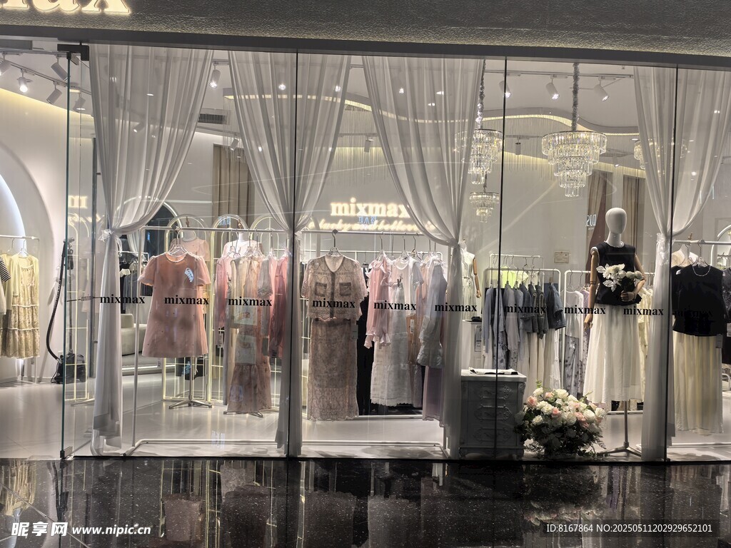 时尚服装店橱窗展示