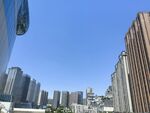 城市高楼林立的晴朗天际