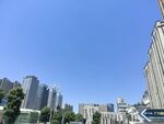 城市高楼与晴朗蓝天景观