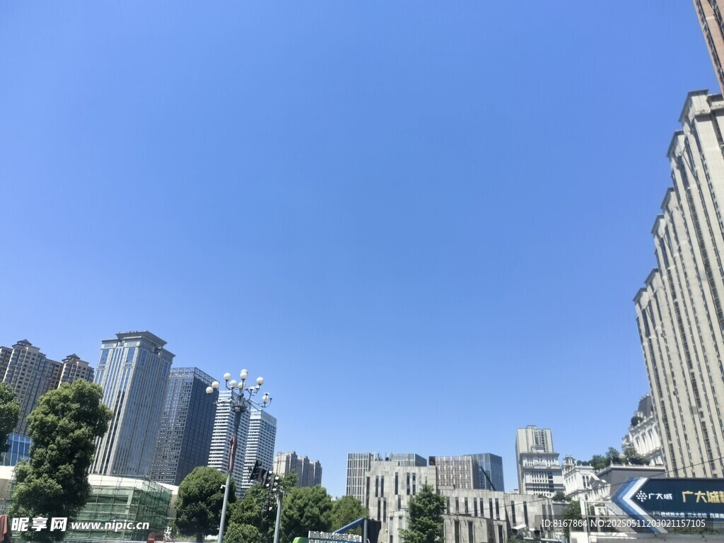 城市高楼与晴朗蓝天景观