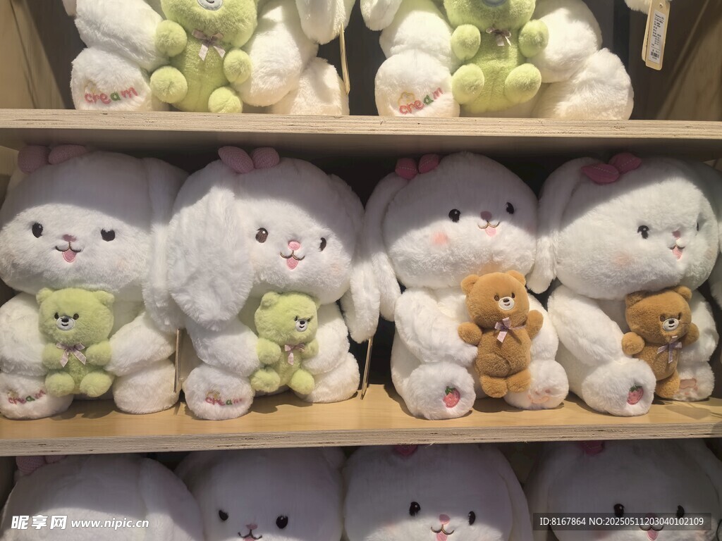 可爱毛绒玩偶陈列架上