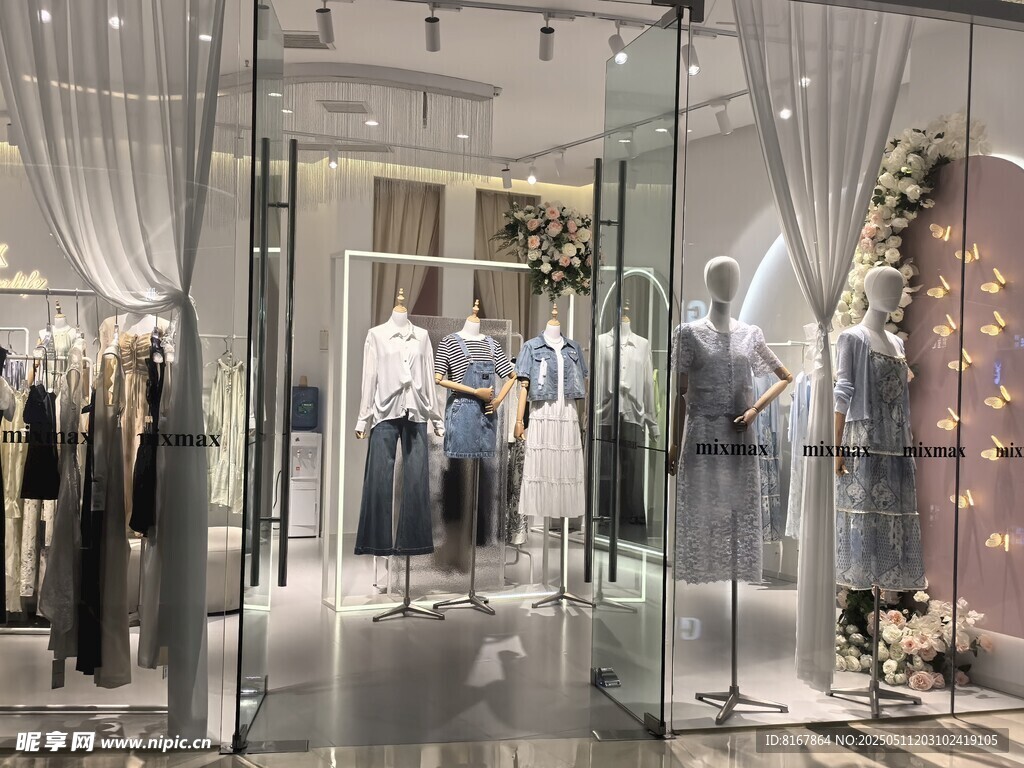 时尚服装店橱窗陈列展示