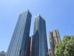 现代双子摩天大楼景观