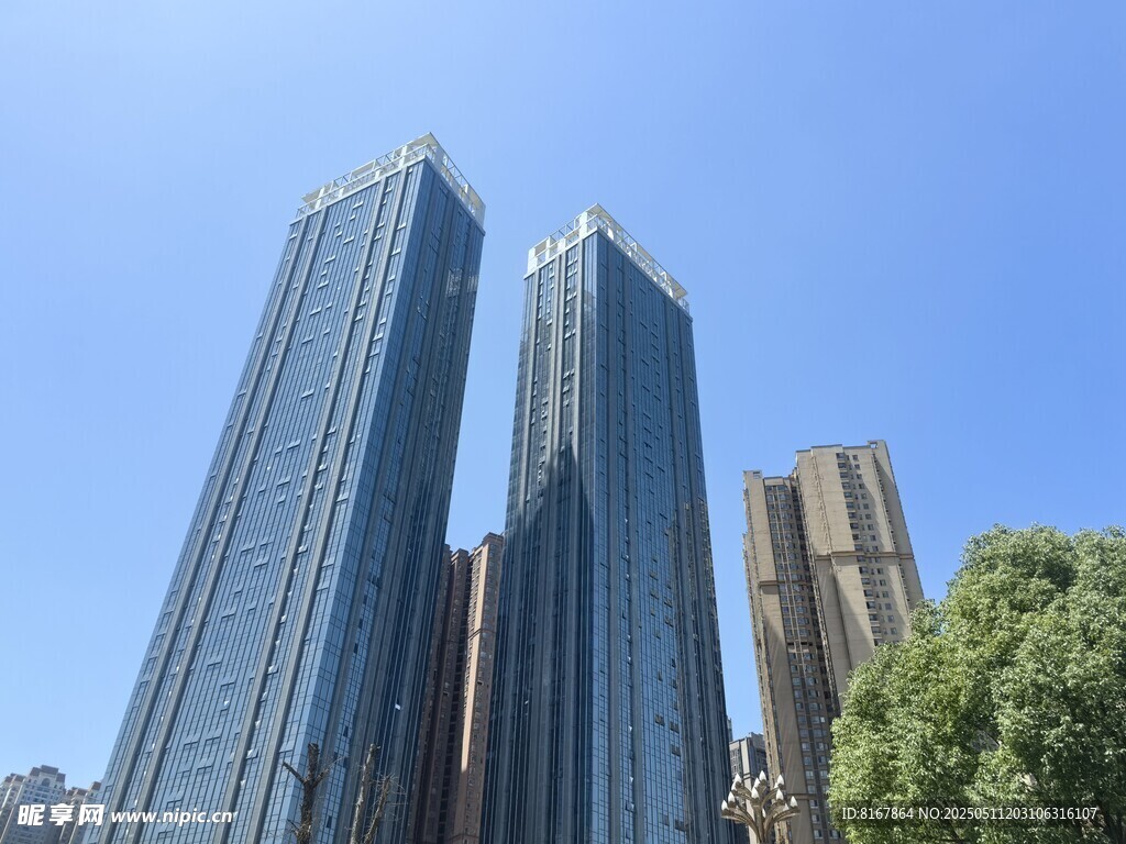 现代双子摩天大楼景观
