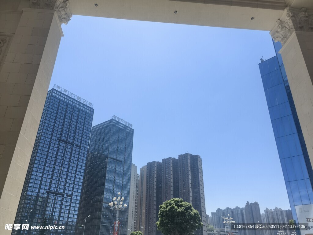 透过框架看都市高楼