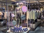 时尚女装店陈列展示