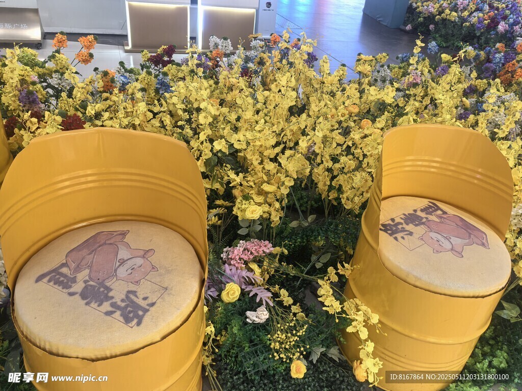 花丛中的黄色休闲座椅