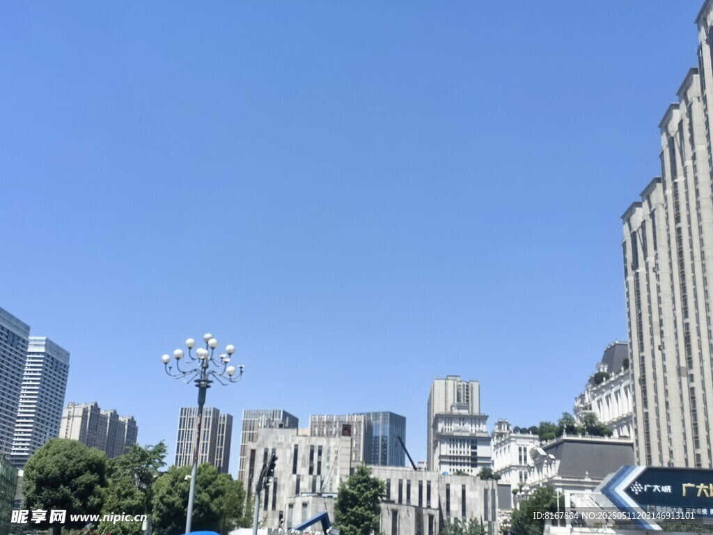城市街景中的高楼与蓝天