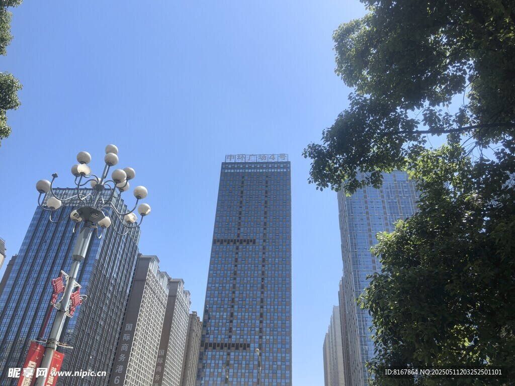 都市高楼与蓝天绿树景观