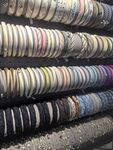 多彩手链整齐堆叠展示