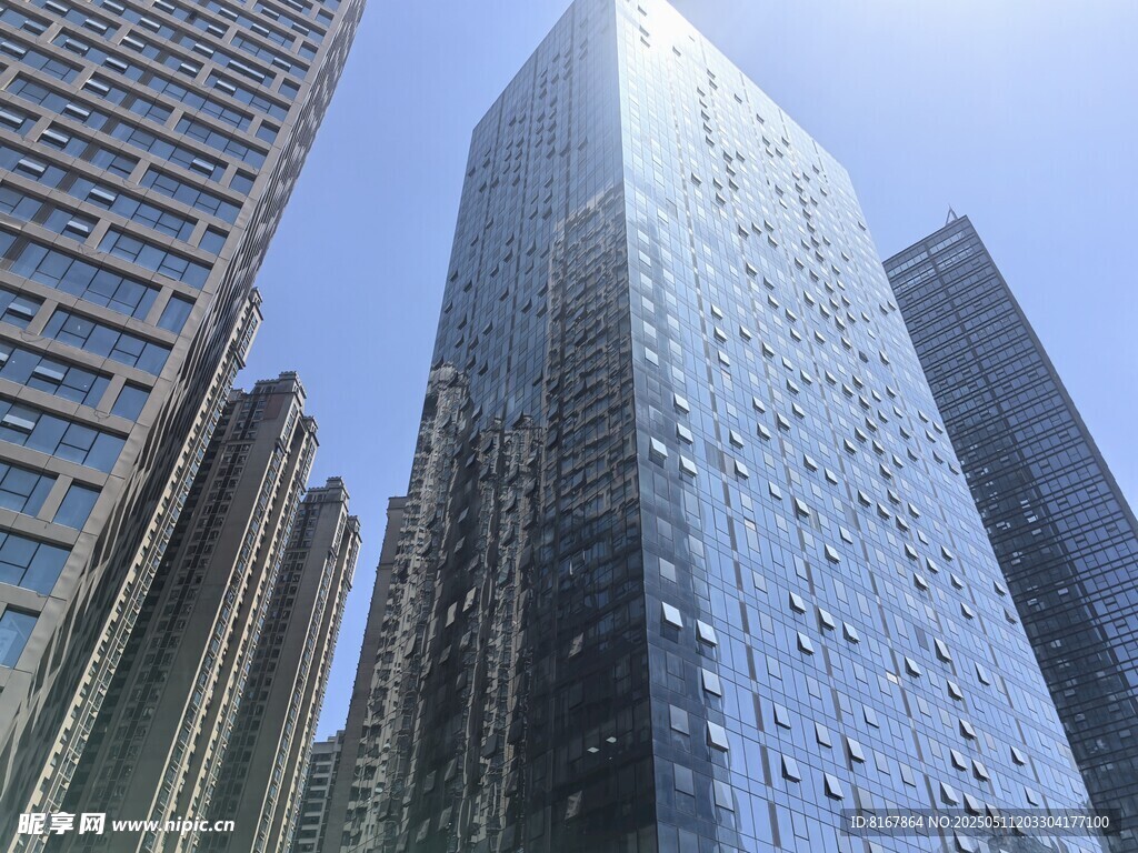 摩天大楼展现都市现代风貌