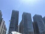 都市高楼林立的晴朗景象