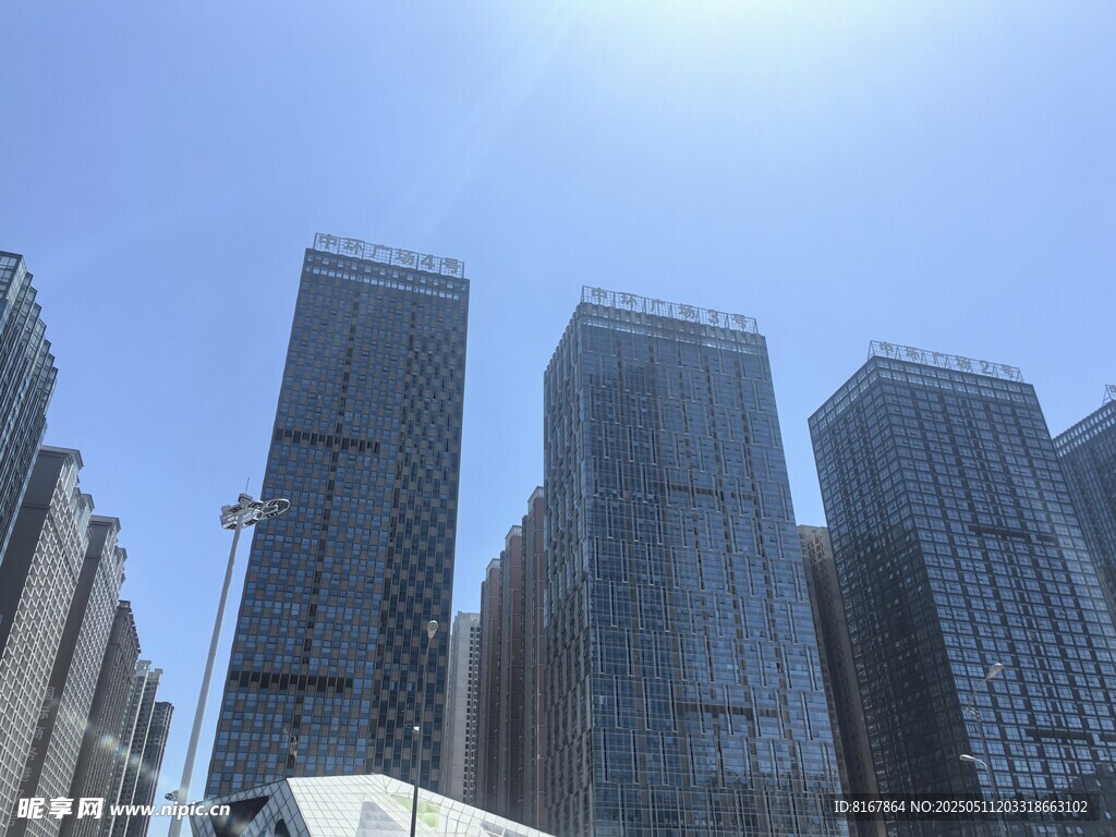 都市高楼林立的晴朗景象