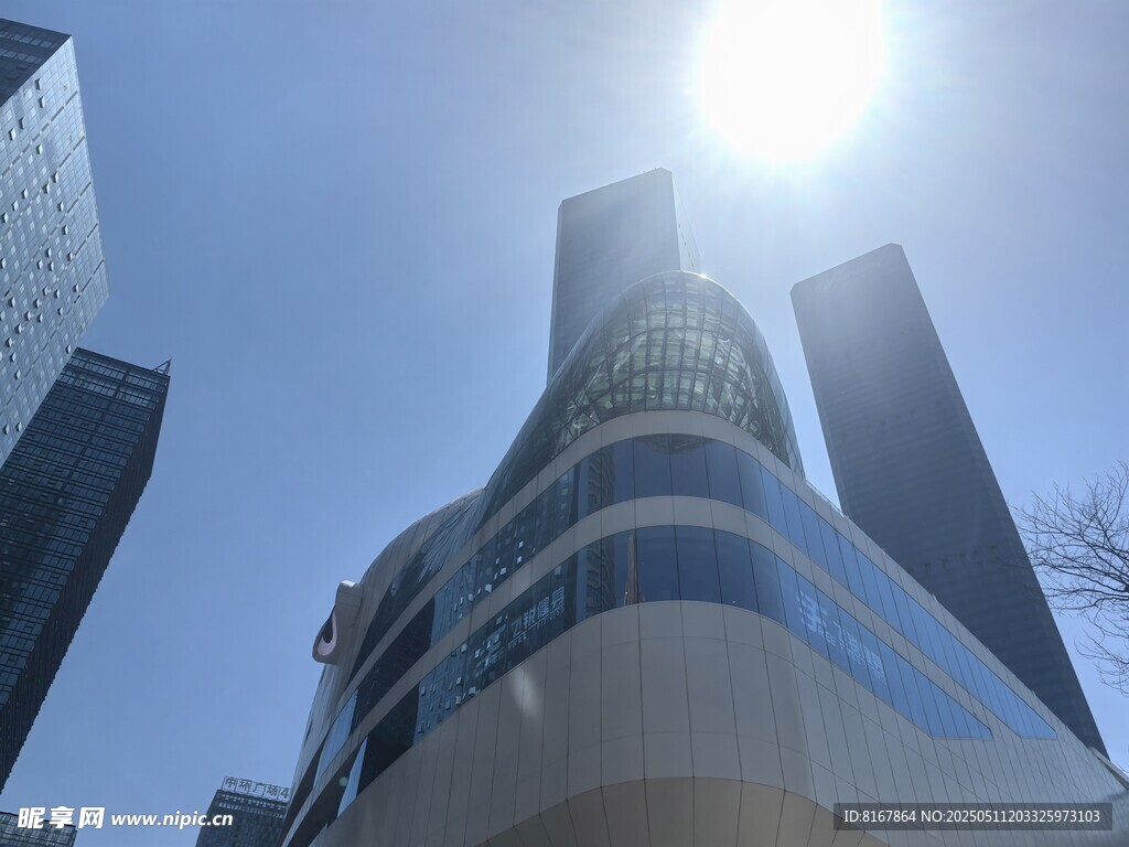 阳光下的现代摩天大楼