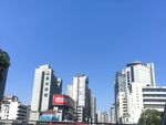 城市高楼林立的晴朗景象