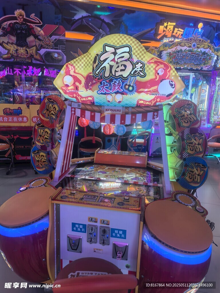 室内电玩城的多彩游戏机