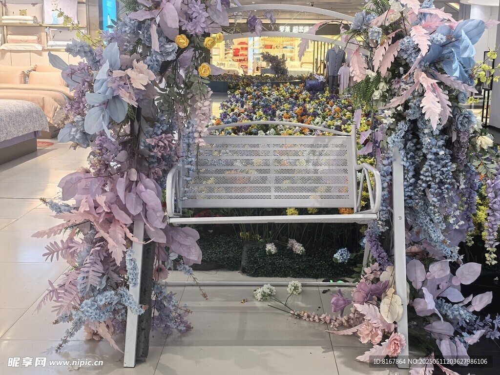 花卉装饰的户外长椅