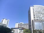 城市高楼与蓝天景观