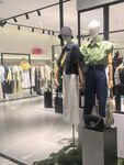 时尚服装店的模特与陈列