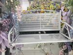 花园中的铁艺长椅