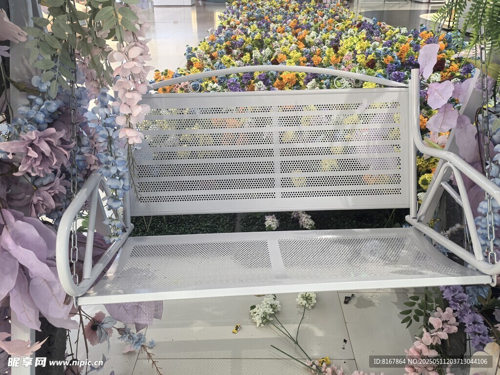 花园中的铁艺长椅