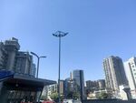 城市街景中的高楼与路灯