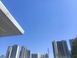 城市高楼与晴朗蓝天