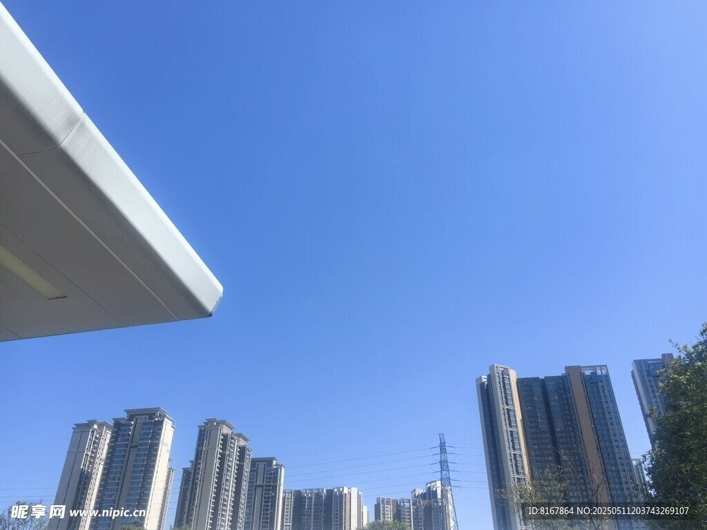 城市高楼与晴朗蓝天