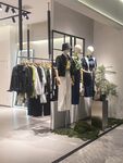 时尚服装店内部陈列展示