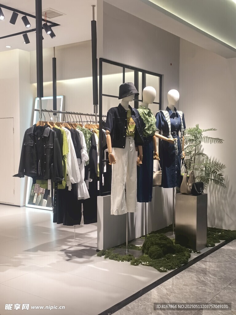 时尚服装店内部陈列展示