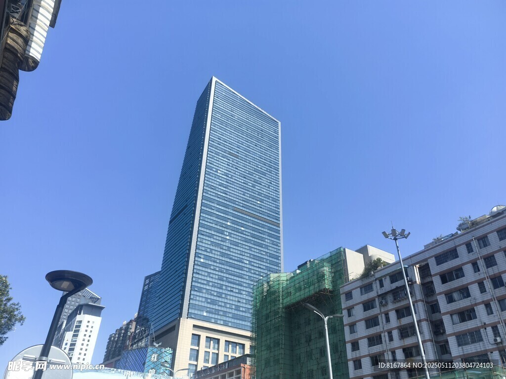 城市中高耸的现代化摩天大楼