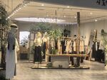 时尚服装店内部陈列展示