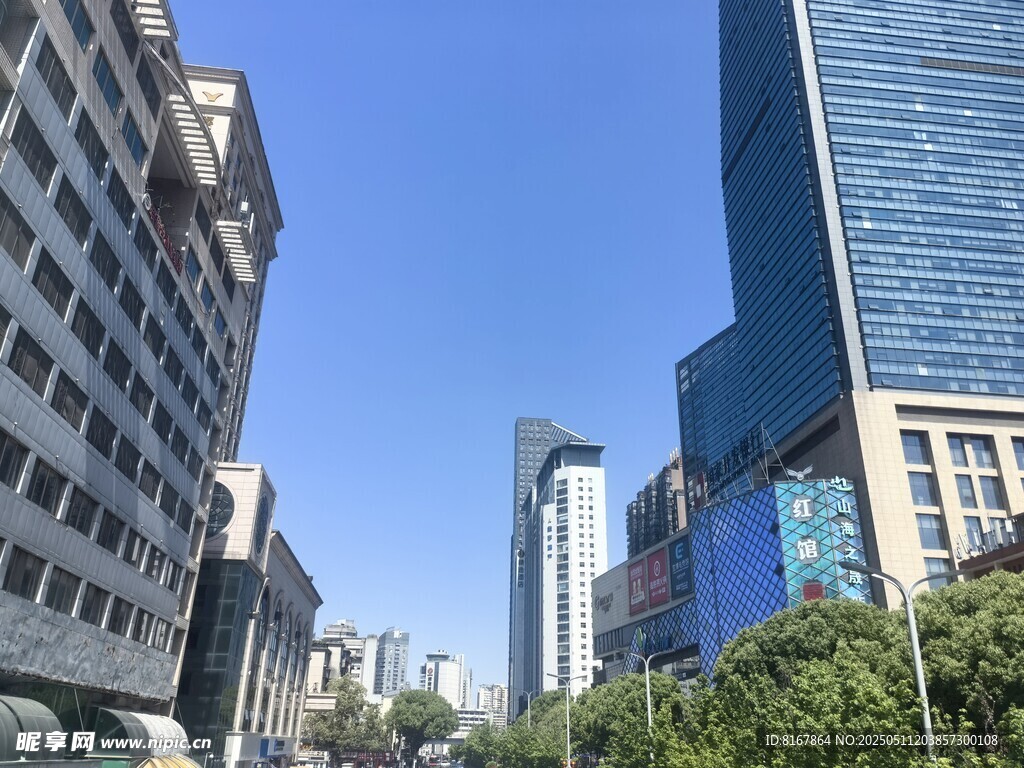 都市高楼林立的街景