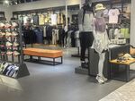 时尚服装店内部陈列展示