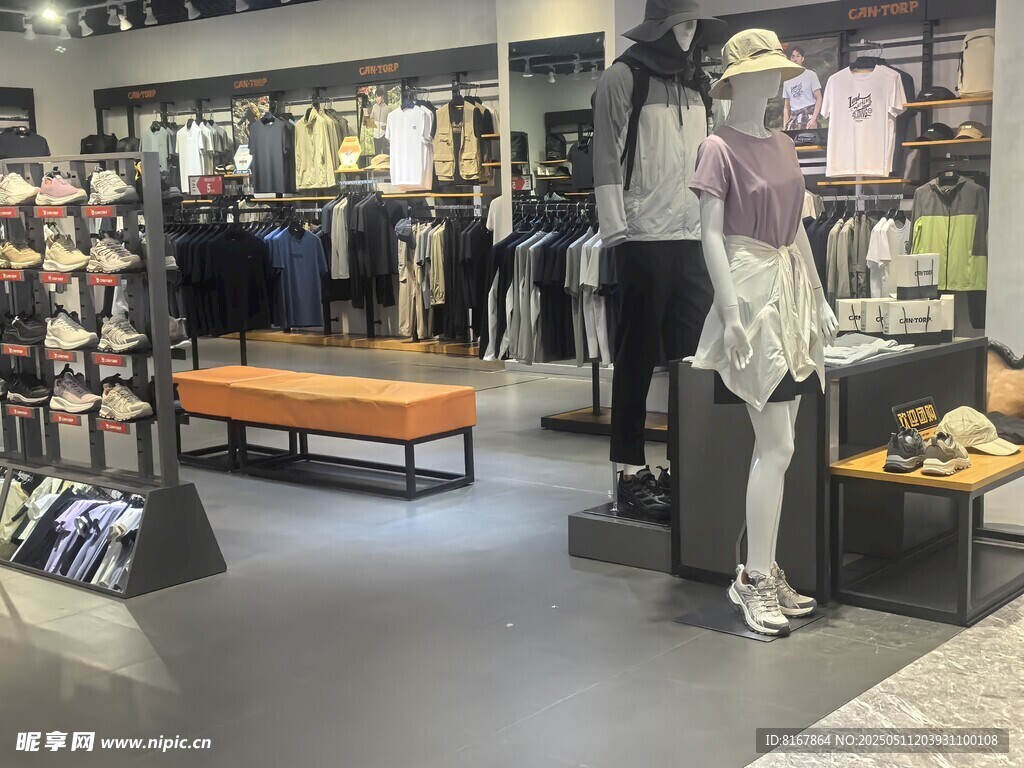 时尚服装店内部陈列展示